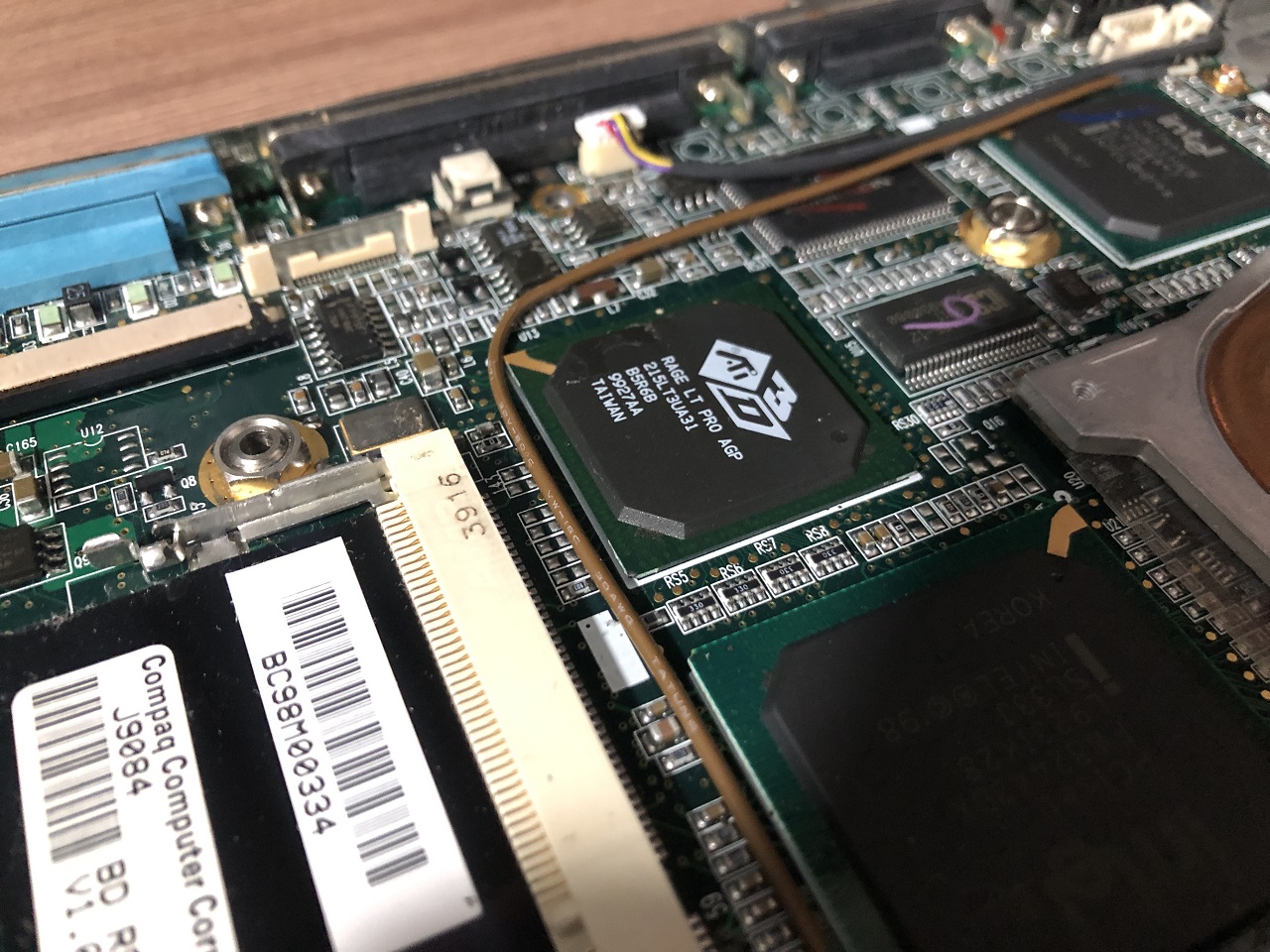 ATI Rage LT Pro в Compaq Armada M300. Фото моё ATI Rage LT Pro в Compaq Armada M300. Фото моё