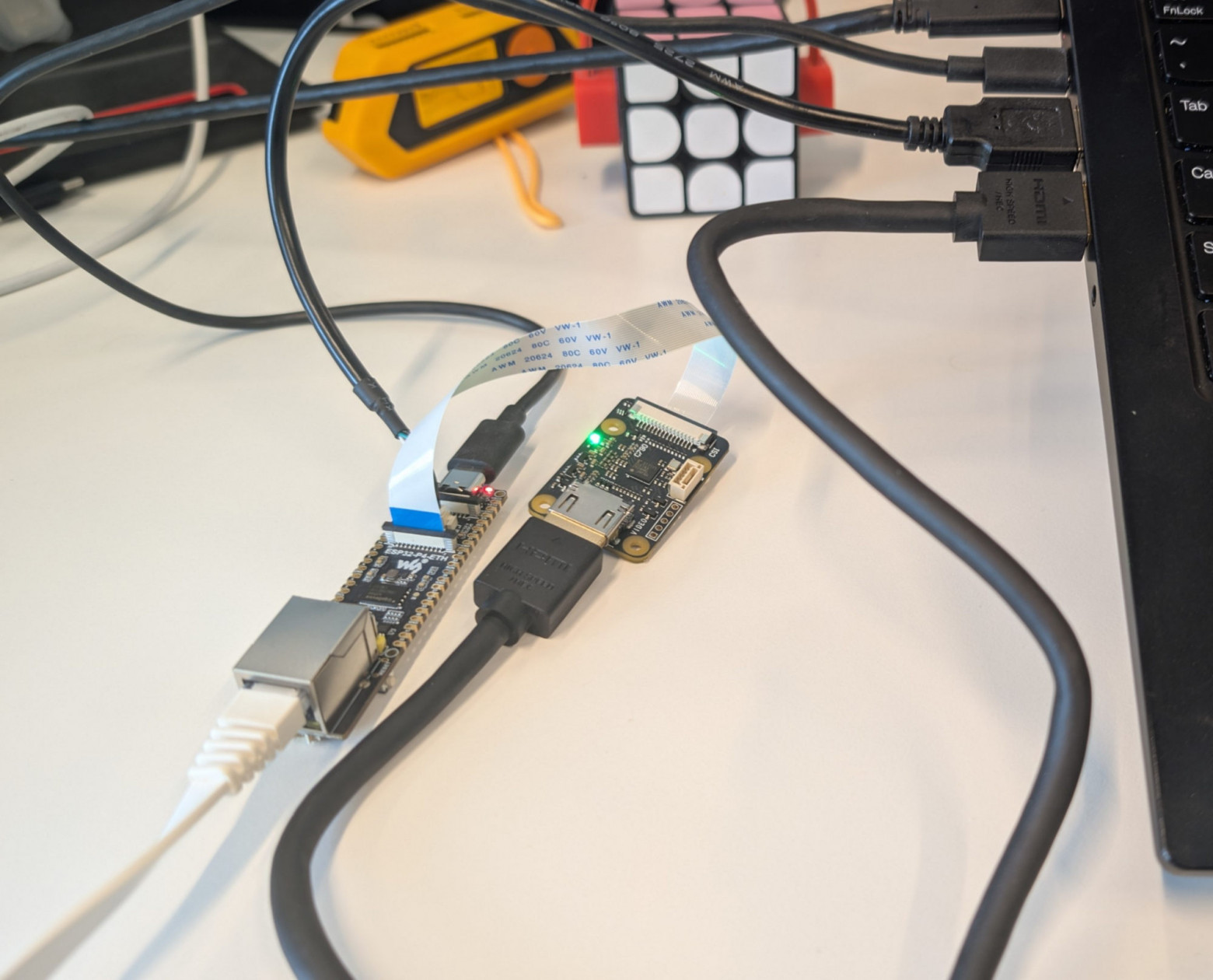 Плата ESP32-P4-ETH с прицепленным через MIPI-шлейф мостом C790, HDMI и USB воткнуты в ноутбук - "вот эта вся коробочка"