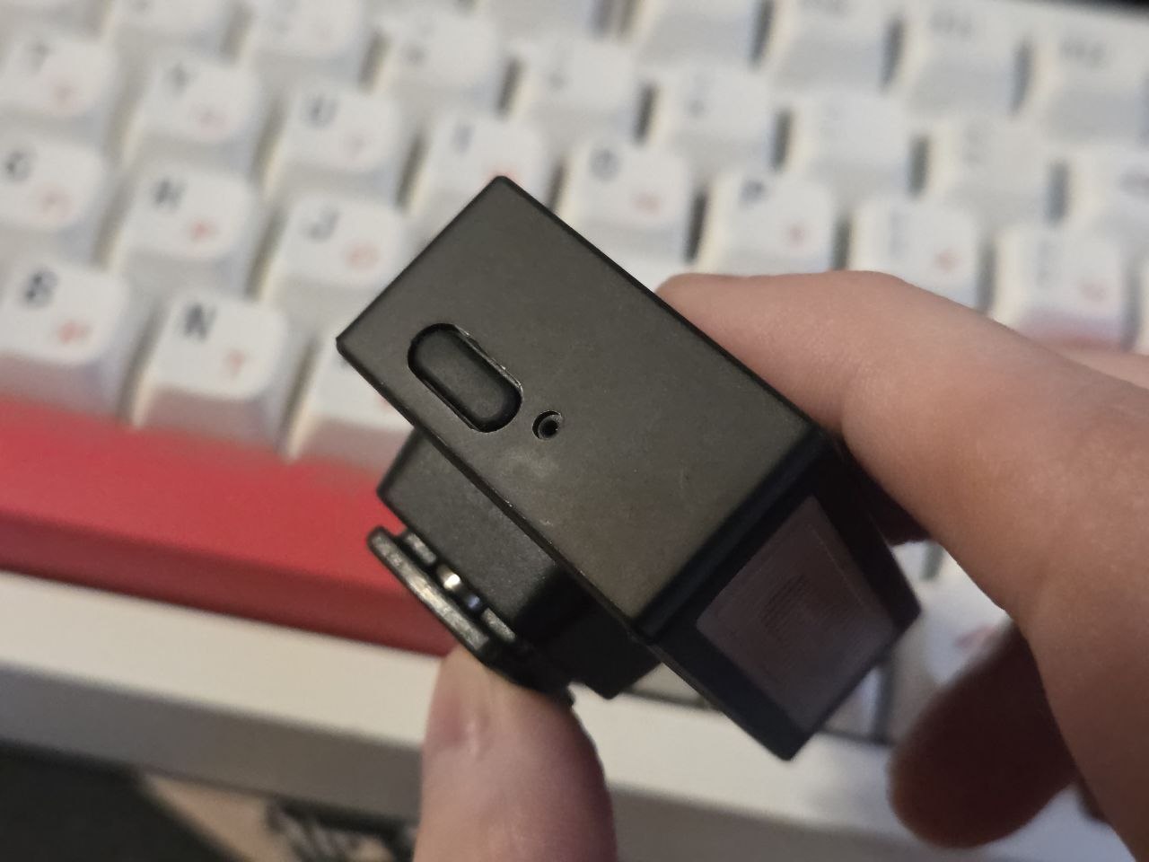 USB-порт прикрыт резиновой заглушкой, которая сперва может показаться кнопкой