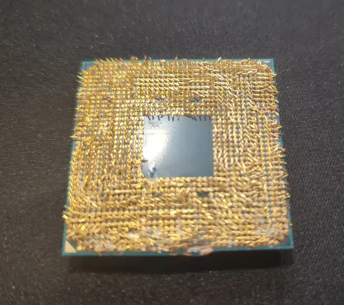 Как будто побывал в блендере: продавец отправил целый и полностью рабочий Ryzen 5 3600X, а получил назад уничтоженный CPU - 1 Фото 1