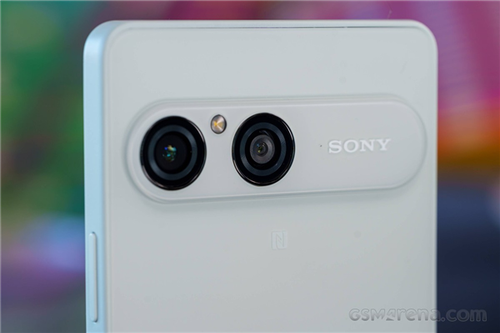 Sony Xperia 10 VIII без выреза в экране, с microSD и 3,5 мм показали вживую сразу после анонса - 2 Фото 1