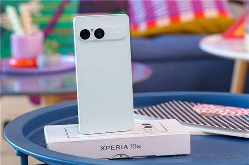 Sony Xperia 10 VIII без выреза в экране, с microSD и 3,5 мм показали вживую сразу после анонса - 3 Фото 1