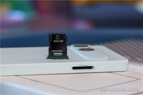 Sony Xperia 10 VIII без выреза в экране, с microSD и 3,5 мм показали вживую сразу после анонса - 4 Фото 1