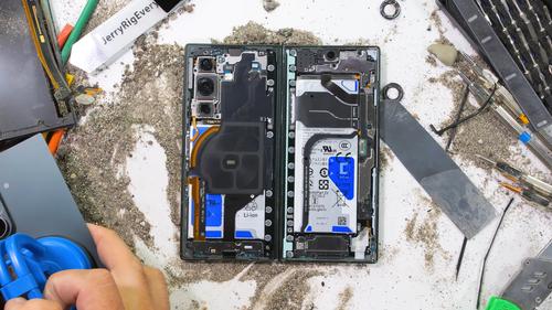 Samsung Galaxy Z Fold8 Ultra оказался не таким крепким, как новенький Fold8. Блогер JerryRigEverything его всё-таки сломал - 1 Фото 1
