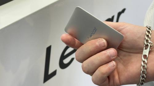 Он настолько тонкий, что даже не нашлось места для порта USB-C. Живые фото Lexar Muse — «самого тонкого портативного SSD в мире» - 3 Фото 1