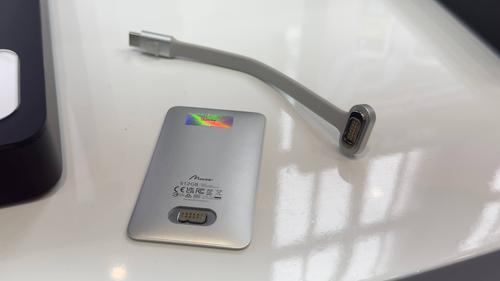 Он настолько тонкий, что даже не нашлось места для порта USB-C. Живые фото Lexar Muse — «самого тонкого портативного SSD в мире» - 4 Фото 1