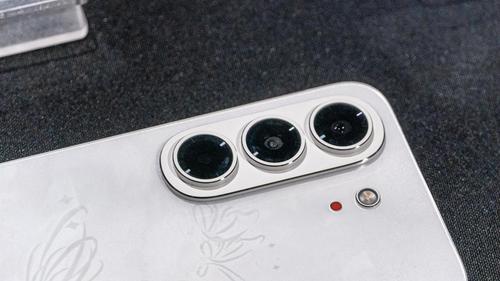 Безрамочный смартфон Tecno показали спереди и сзади. Пока что это концепт - 3 Фото 1