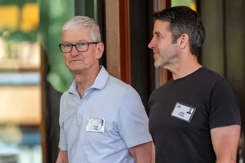 А ловко ты это придумал, Тим Кук. Бывший глава Apple за 2027 финансовый год получит 47 миллионов долларов — ненамного меньше нового CEO Джона Тернуса - 1 Фото 1