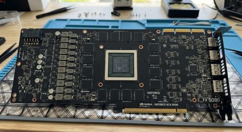 Снаружи — RTX 5090, внутри — пустота: мошенник продал две GeForce RTX 5090 за тысячи евро — GPU и чипы памяти из них заранее выпаяли - 1 Изображение сгенерировано Gemini
