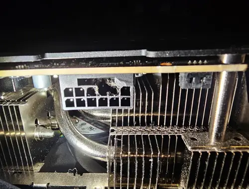 На этот раз 16-контактный разъем питания GeForce RTX 5090 не просто оплавился — в нём образовалась дыра - 1 Фото 1