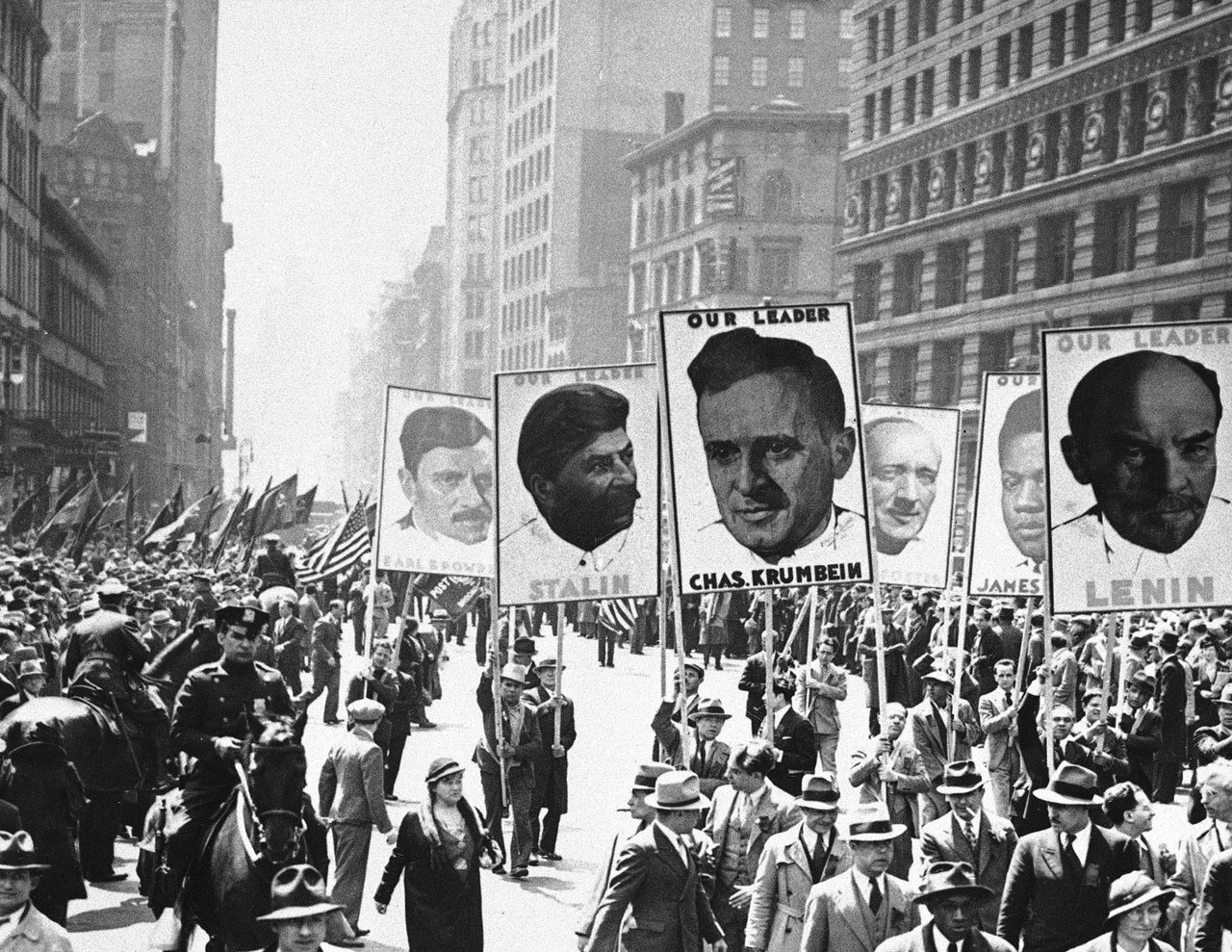 Коммунистическая демонстрация в Нью-Йорке, 1 мая 1935 года. Великая депрессия на рубеже 20-х и 30-х годов нанесла сильный удар по благосостоянию огромного количества людей, и значительно увеличила число сочувствующих левым идеям в США и многих других странах, в том числе в интеллектуальной среде