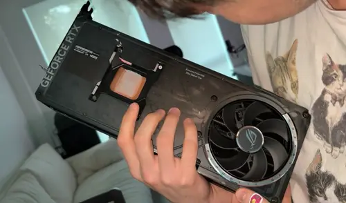 Канадец заказал GeForce RTX 5090 за $3500 на Amazon, получил видеокарту без печатной платы, GPU и памяти - 1 Канадец заказал GeForce RTX 5090 за $3500 на Amazon, получил видеокарту без печатной платы, GPU и памяти