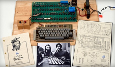 Apple I, собранный Стивом Возняком в 1976, ушел с молотка за 387 тысяч долларов США Apple I, собранный Стивом Возняком в 1976, ушел с молотка за 387 тысяч долларов США