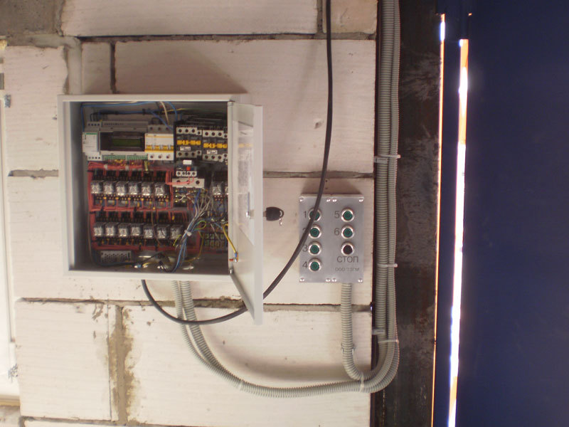 Arduino управляет промышленным грузовым лифтом