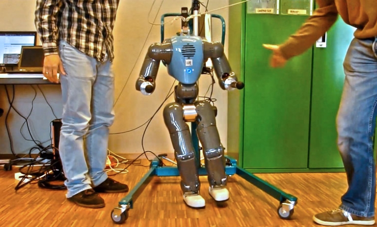 COMAN: очень устойчивый гуманоидный робот