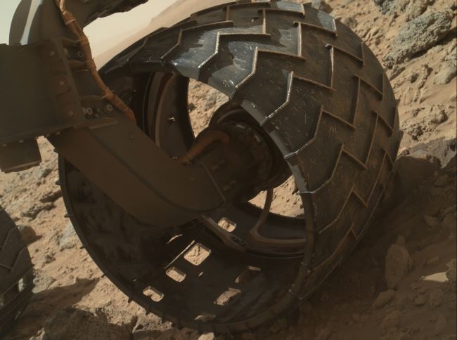 Curiosity получил третье по счету обновление ПО, NASA уделяет максимум внимания поврежденным колесам ровера