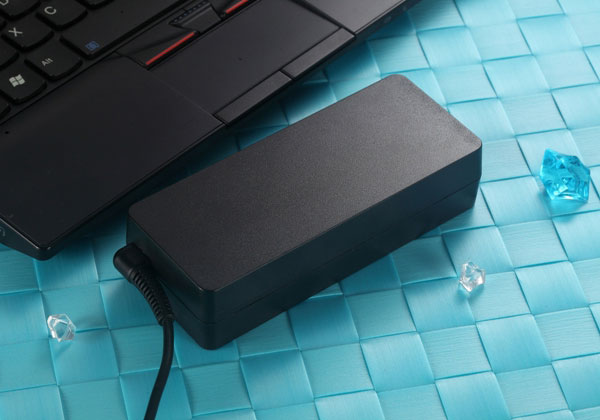 Адаптер Huntkey ES 90W Ultra Edition комплектуется восемью разъемами