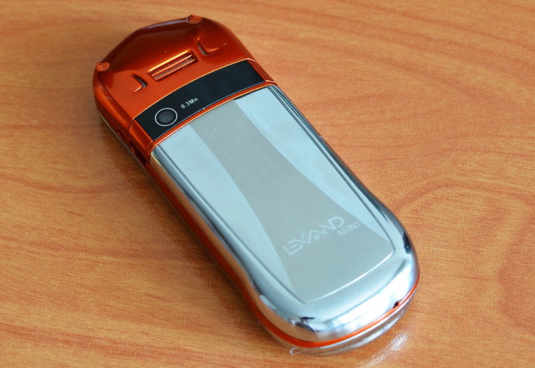 Lexand Mini – телефон а ля Vertu в формфакторе «звонящий брелок»