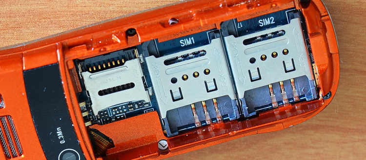 Lexand Mini – телефон а ля Vertu в формфакторе «звонящий брелок»