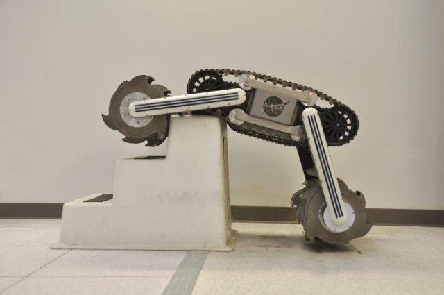 NASA испытывает робота копателя для исследования Луны