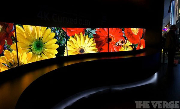 Panasonic показала на CES стену из шести прототипов телевизоров с 55-дюймовыми изогнутыми панелями OLED