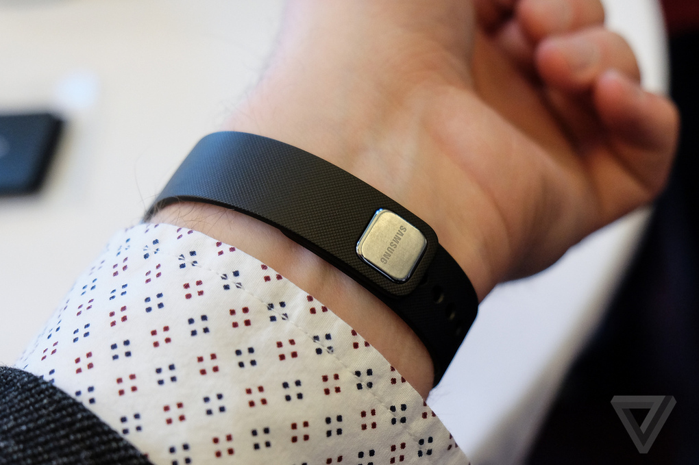 Samsung представила фитнес браслет Gear Fit на #MWC2014