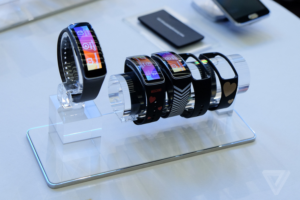 Samsung представила фитнес браслет Gear Fit на #MWC2014