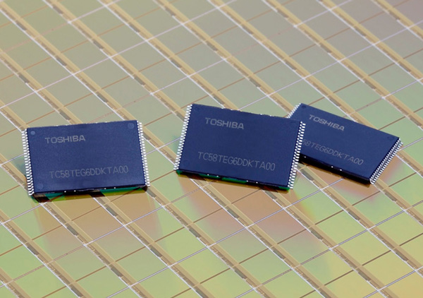 По данным Toshiba, технология нового поколения позволила создать самые маленькие в мире чипы памяти MLC NAND плотностью 64 Гбит