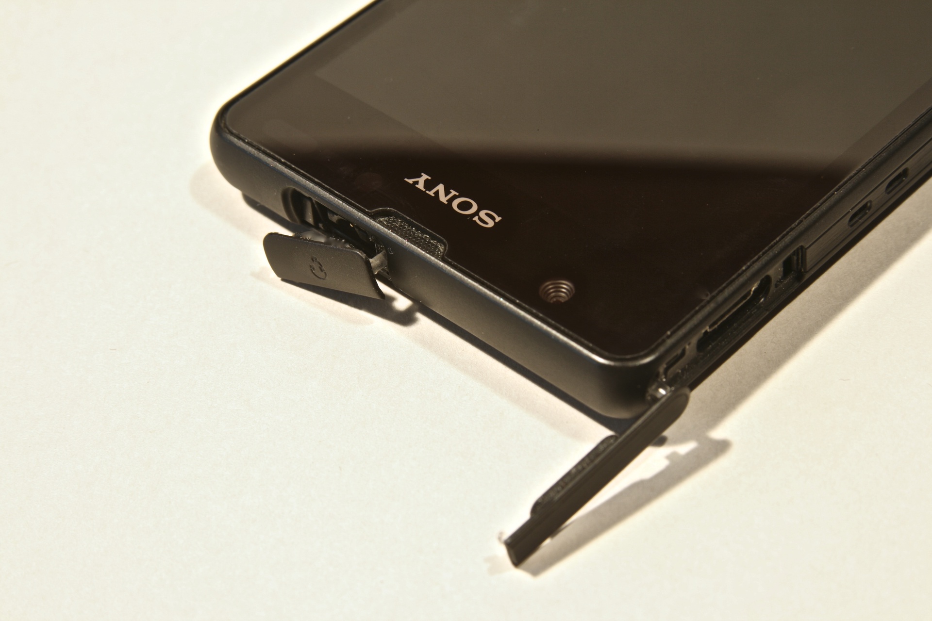 Tough Guy — Обзор защищенного смартфона Sony Xperia ZR