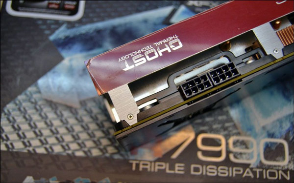 Оснащение XFX Radeon HD 7990 Triple Dissipation включает четыре разъема mini-DisplayPort и один разъем DVI