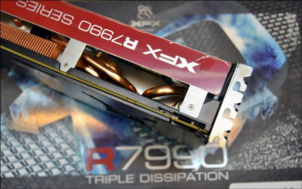 Оснащение XFX Radeon HD 7990 Triple Dissipation включает четыре разъема mini-DisplayPort и один разъем DVI