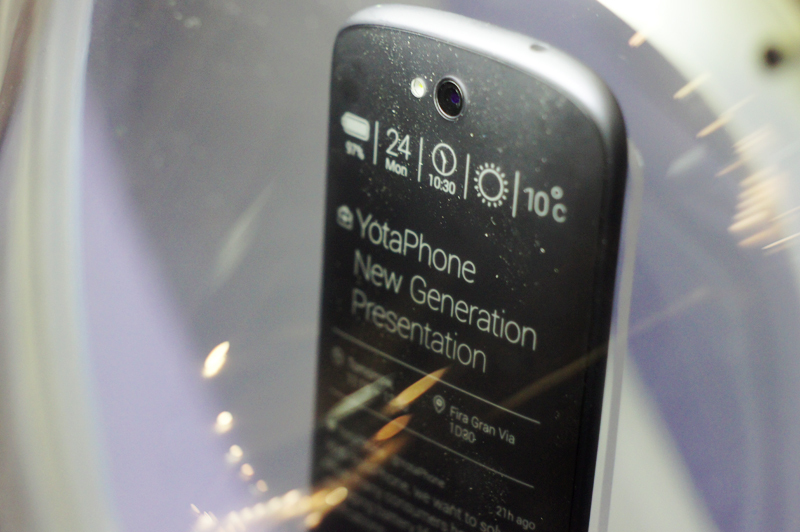 Yota Devices представила второе поколение смартфона с двумя экранами YotaPhone