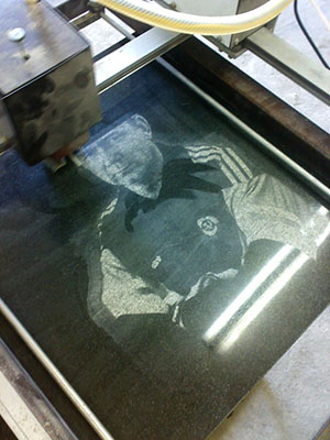 Дизайнер на кладбище image