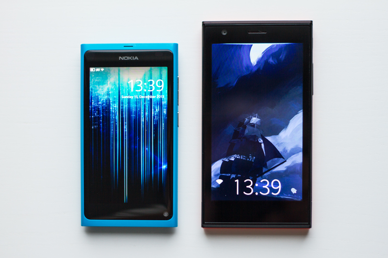 Новый Jolla крупнее N9 и имеет более угловатый дизайн. Новый Jolla крупнее N9 и имеет более угловатый дизайн.