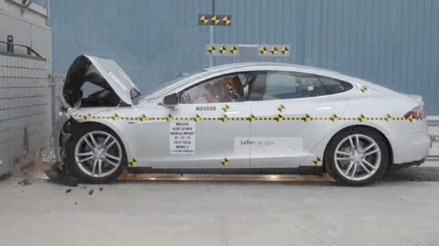 Электромобиль Tesla S сломал оборудование для проведения краш тестов