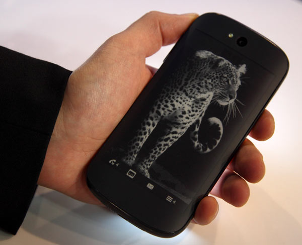 Фото с MWC 2014: смартфон YotaPhone второго поколения с двумя экранами