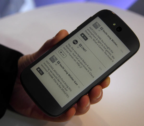 Фото с MWC 2014: смартфон YotaPhone второго поколения с двумя экранами