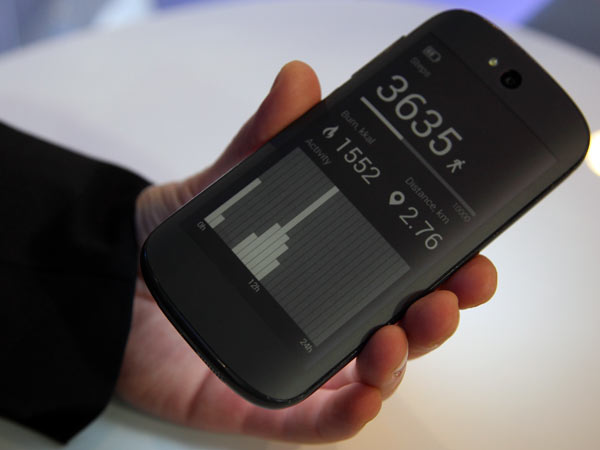 Фото с MWC 2014: смартфон YotaPhone второго поколения с двумя экранами