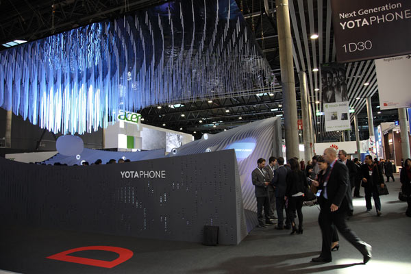 Фото с MWC 2014: смартфон YotaPhone второго поколения с двумя экранами