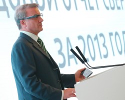 Герман Греф выступил в Google Glass перед акционерами "Сбербанка" Герман Греф выступил в Google Glass перед акционерами "Сбербанка"