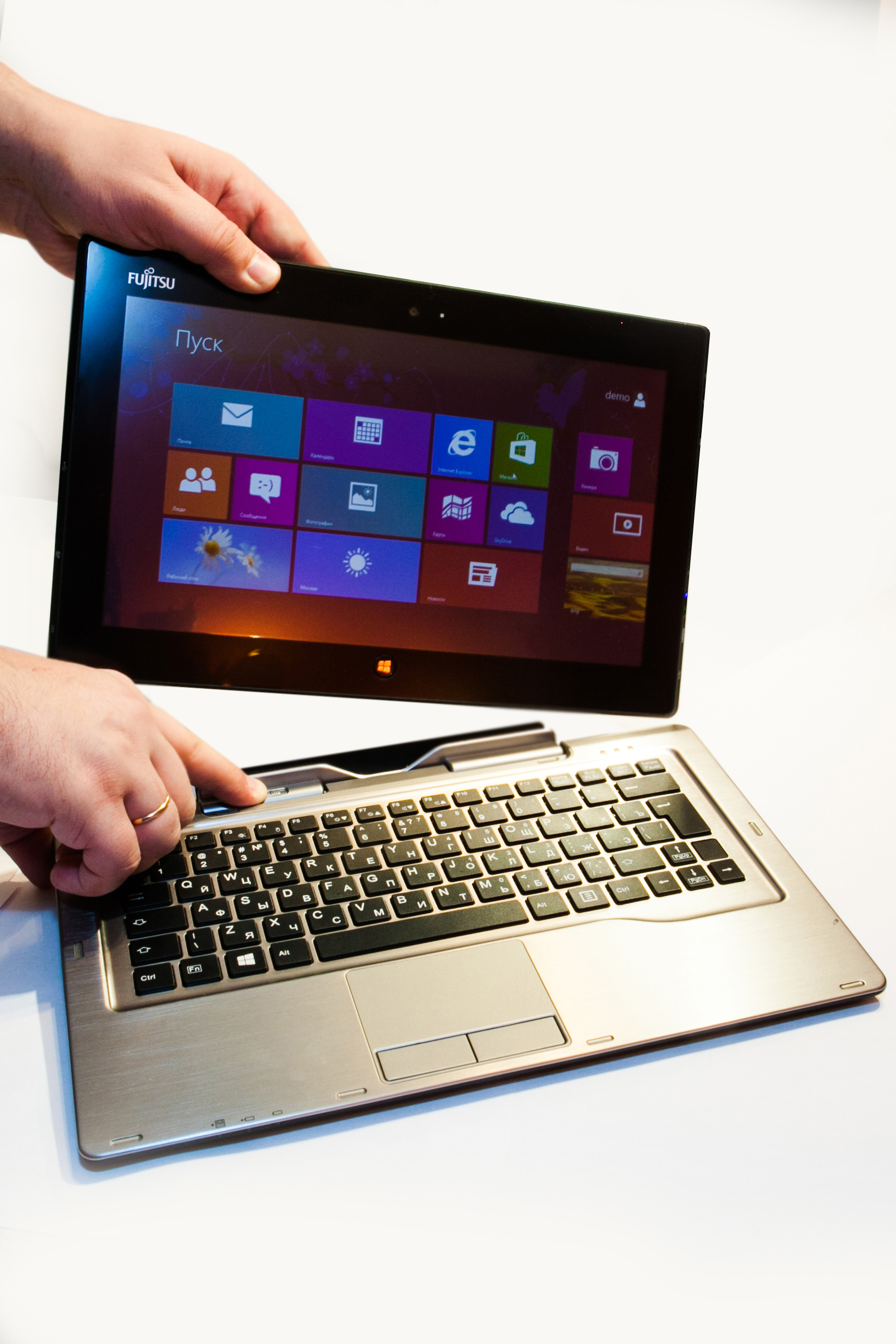 Гибридный планшетный ПК Fujitsu STYLISTIC Q702 Гибридный планшетный ПК Fujitsu STYLISTIC Q702