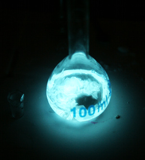 Хемилюминесценция люминола / что внутри «светящихся палочек»?