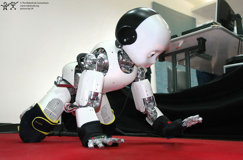 iCub — робомальчик, умеющий видеть, чувствовать, познавать и учиться image