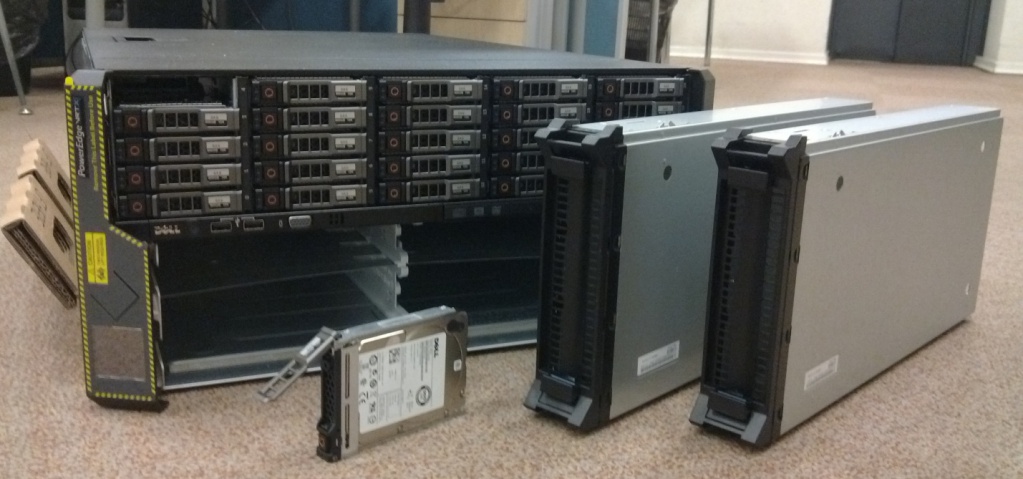 в слота будут вставлены серверы Dell PowerEdge M520