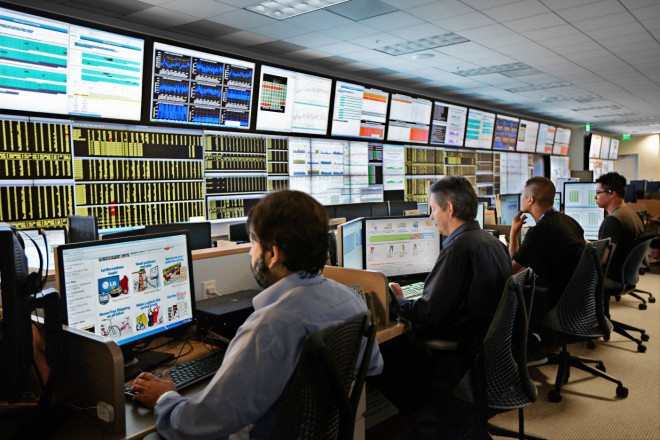 У нас нет такого помещения с мониторами и славными бородатыми парнями. Эта картинка найдена в Интернете и сделана в NOC Wallmart. Парни могут себе позволить )