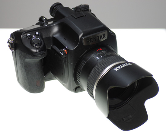 Камера Pentax 645D II была показана на CP+