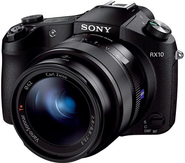 Камера Sony Cyber-shot RX10 с дюймовым датчиком разрешением 20,2 Мп оснащена объективом с ЭФР 24-200 мм и постоянной максимальной диафрагмой F/2,8