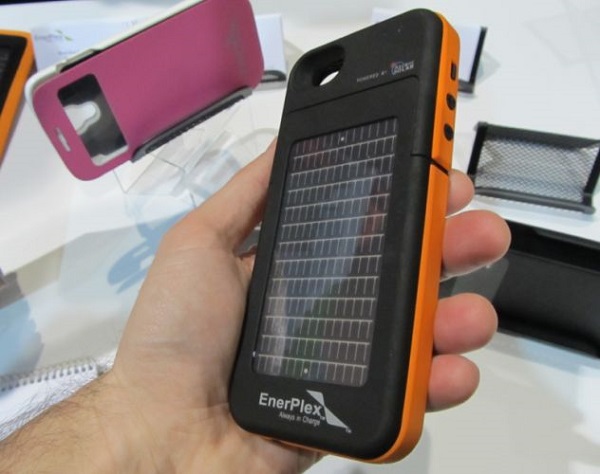 Компания EnerPlex предлагает пользователям смартфонов Samsung Galaxy S4 и Apple iPhone 5S приобрести  зарядное устройство-чехол на солнечных батареях