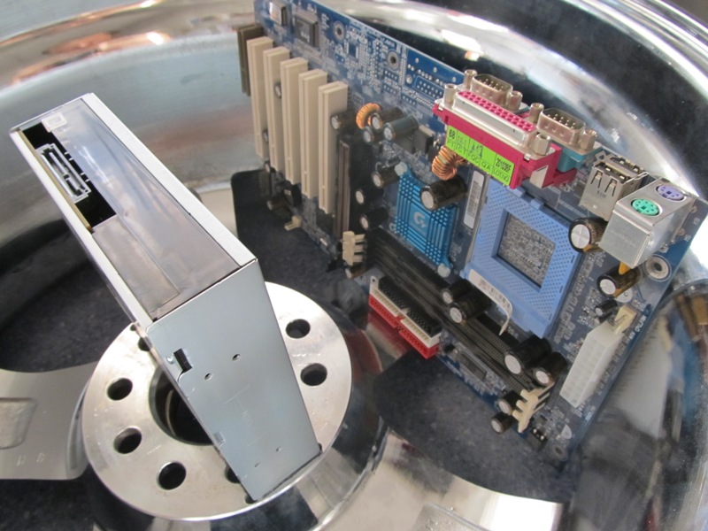 Компьютер в литом автомобильном диске Компьютер в литом автомобильном диске