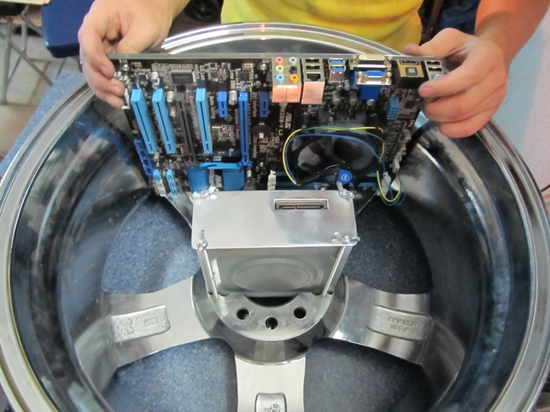 Компьютер в литом автомобильном диске Компьютер в литом автомобильном диске